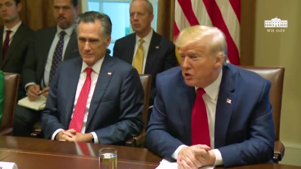 2019 ドナルド トランプ米大統領とミット ロムニー上院議員は ホワイトハウスでの会議で互いに隣に座っています — ストック動画