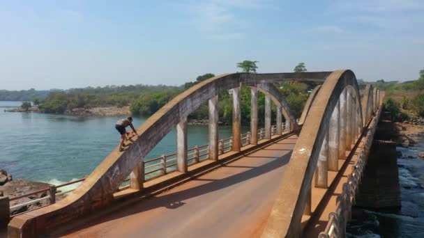 2020 Ein Mann Klettert Auf Der Saltinho Brücke Über Den — Stockvideo