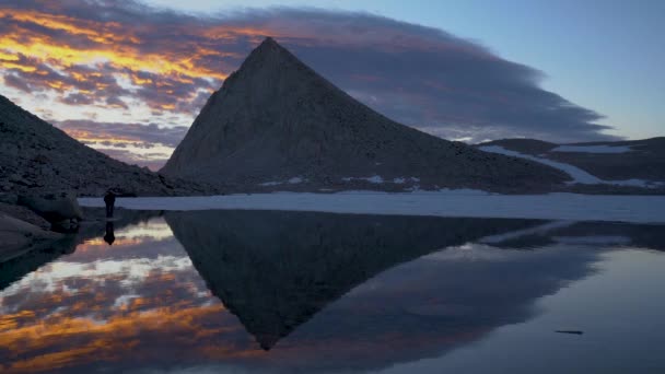 Bir Doğa Fotoğrafçısı High Sierra Yalnız Çalışır — Stok video