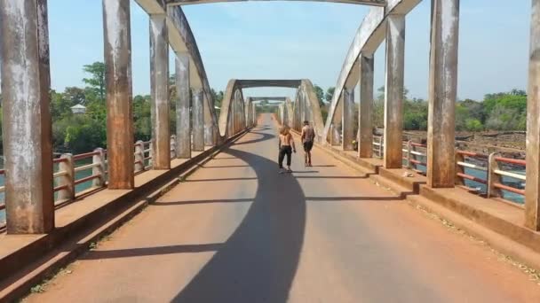 2020 Фото Двух Мужчин Катающихся Скейтборде Через Реку Корумбал Гвинее — стоковое видео