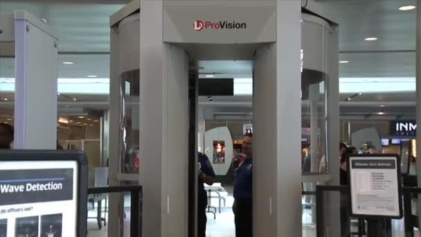 Путешественники Аэропорта Проходят Через Пост Охраны Транспортной Безопасности — стоковое видео