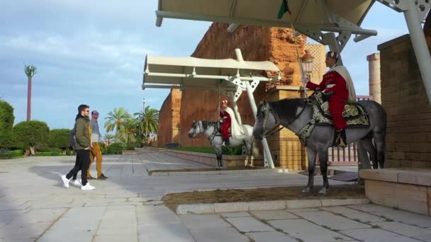 2020 観光客は 伝統的なモロッコの騎兵によって守られたモロッコの古代都市に歩く — ストック動画