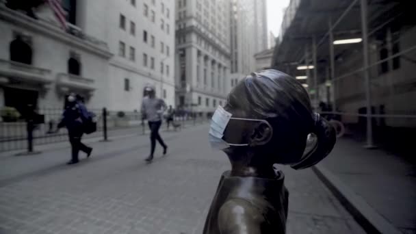 Εγκαταλελειμμένο Χρηματιστήριο Της Wall Street Άδειοι Δρόμοι Και Κορίτσι Άγαλμα — Αρχείο Βίντεο