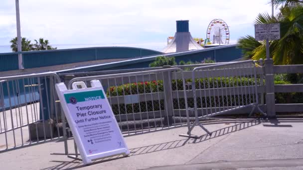 2020 Znak Wskazuje Molo Santa Monica Jest Zamknięte Podczas Epidemii — Wideo stockowe