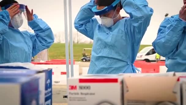 2020 Covid Coronavirus Patienten Werden Einer Drive Klinik Getestet Kleider — Stockvideo