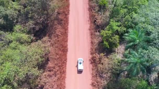 2020年 驾驶一辆白色面包车在几内亚比绍的西非丛林小路上空盘旋 — 图库视频影像