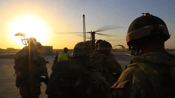 Skottlands Regemente Går Ombord Militära Helikoptrar Afghanistan — Stockvideo