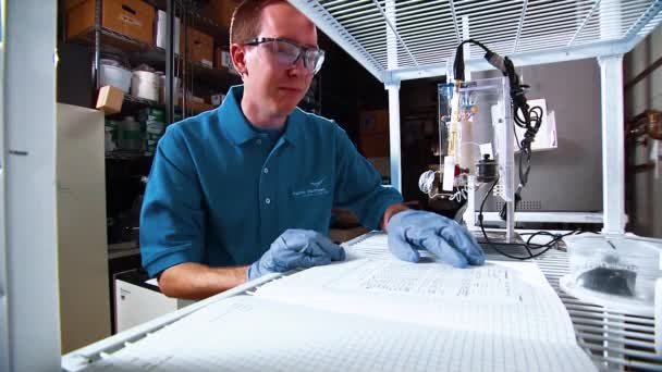 2015 Ein Wissenschaftler Führt Bodenforschung Pacific Northwest National Laboratory Durch — Stockvideo