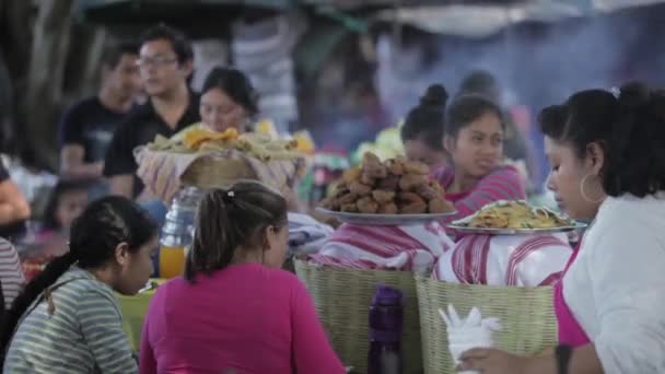 忙しい屋台はアンティグア グアテマラのイースター フェスティバル Semana Santa に参加する人々に食事を提供します — ストック動画
