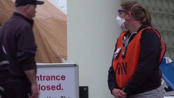 2020 Coronavirus Covid Patienter Anländer Till Sjukhus Och Vårdas Maskerade — Stockvideo