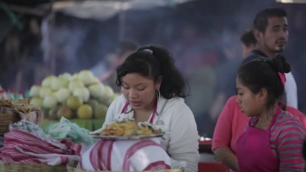 Geschäftige Essensstände Servieren Den Teilnehmern Der Osterfeierlichkeiten Semana Santa Antigua — Stockvideo