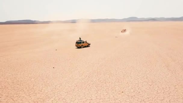 Bra Antenn Jeepar Väg Rally Kör Över Somalia Med Turister — Stockvideo