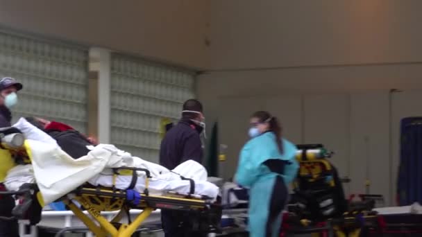 2020 Virus Korony Pacienti Covid Přijíždějí Nemocnice Jsou Ošetřováni Maskovanými — Stock video