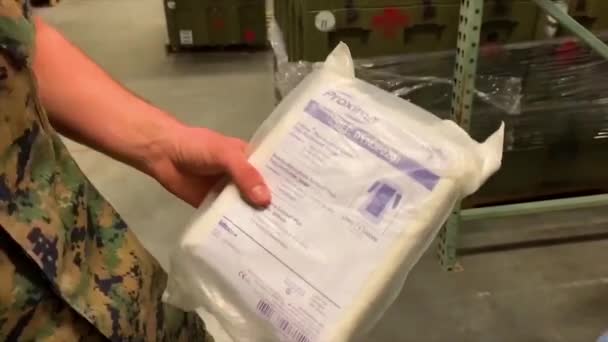 2020年 国民警卫队在北卡罗莱纳州Lejeune营地准备了医疗用品 以对抗Covid 19禽流感疫情的爆发 — 图库视频影像