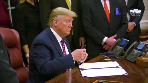 2019 Presidente Trump Firma Proyecto Ley Para Prevenir Crueldad Tortura — Vídeos de Stock