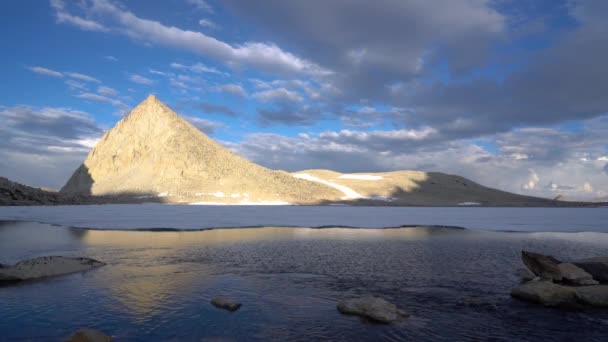 Reflexões Alpinas Lago Alto Sierra Intocado — Vídeo de Stock