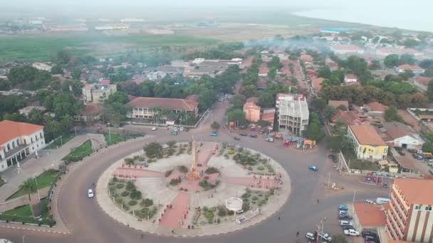 2020年 几内亚比绍西部非洲 一个典型的西非城市 比绍上空的良好空中飞行 回旋和街道 — 图库视频影像