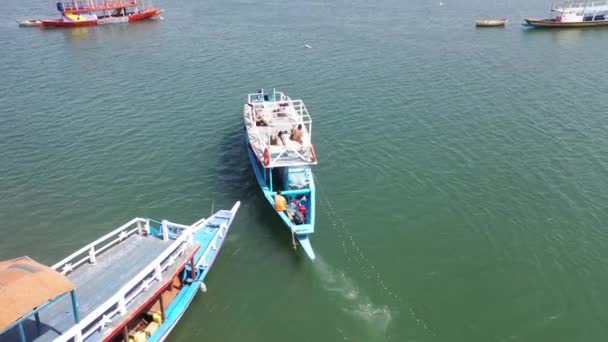 2020年 ガンビアのバンジュール近郊の小さな港を出発してガンビア川に向かう木製の観光船の上空 — ストック動画