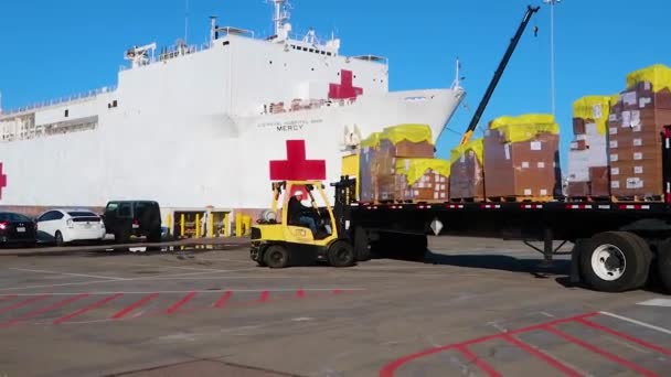 2020 Хирургические Маски Халаты Другие Средства Защиты Доставляются Корабль Вмс — стоковое видео