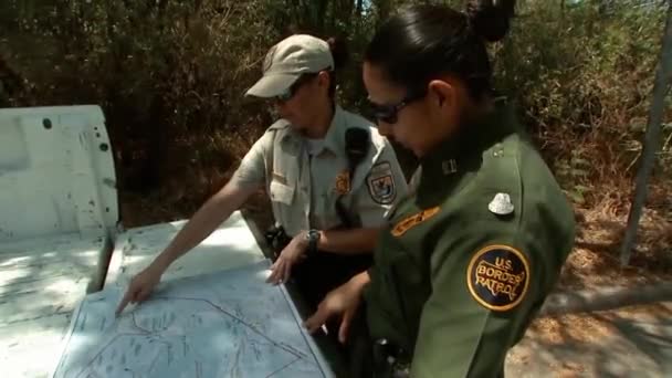 2015 下リオ グランデに沿って国境警備隊のために働く女性が地図に相談 — ストック動画