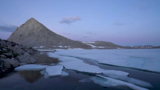 Odbicia Alpejskie Dziewiczym Jeziorze High Sierra — Wideo stockowe