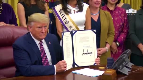 2019 President Trump Deltar Signeringsceremoni För Kvinnans Rösträtt Centennial Coin — Stockvideo