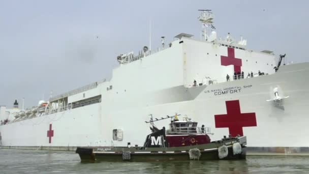 2020年 ニューヨーク港に停泊中の米海軍病院船 コンフォート がコロナウイルス感染と戦う Covid 19ウイルス感染 — ストック動画