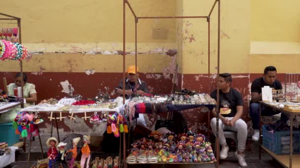 Vendedor Souvenirs Vendiendo Pequeñas Bandejas Calle Ciudad Guanajuato México — Vídeo de stock