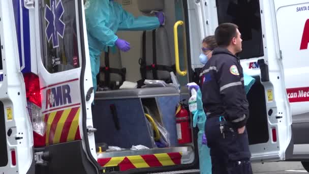 2020 Virus Korony Pacienti Covid Přijíždějí Nemocnice Jsou Ošetřováni Maskovanými — Stock video