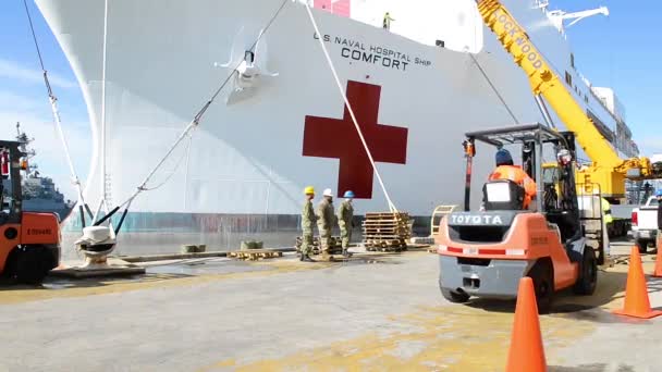 2020 Navy Hospital Ship Mercy Loaded Dockside Goods Fight Coronavirus — Stock Video