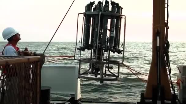 2010 Спуск Сканирующего Оборудования Корабля Noaa Томас Джефферсон Океанографических Наблюдений — стоковое видео
