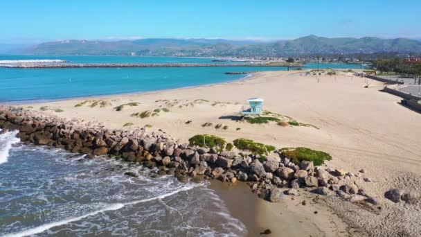 2020 Antena Zamkniętej Stacji Ratowniczej Opuszczonych Plaż Ventura Południowej Kalifornii — Wideo stockowe