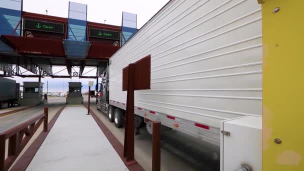 2020 エントリ商業検査施設のCovid 19コロナウイルス感染症発生ポート中に米国メキシコ国境税関エリアでの輸送とトラック増加 — ストック動画