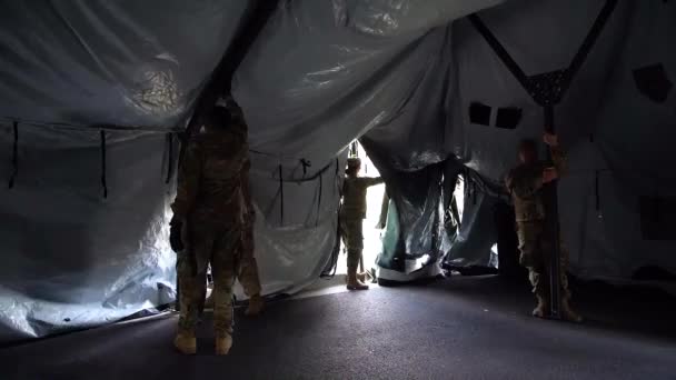 2020 Maryland Guard Unit Setup Tent Voor Noodgevallen Triage Buiten — Stockvideo