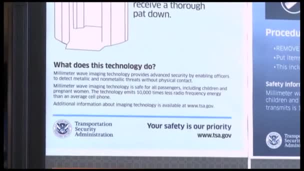 Viaggiatori Dell Aeroporto Passano Attraverso Checkpoint Sicurezza Tsa — Video Stock