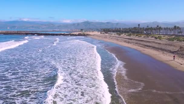 2020 ベンチュラ南カリフォルニアの空の放棄されたビーチの空中人が大量に家にいるので コロナウイルスの流行中に誰もいない — ストック動画