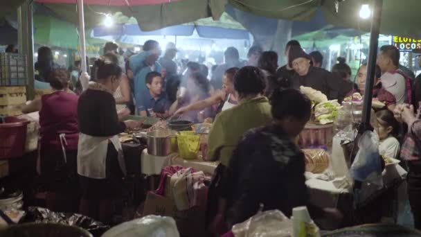 Antigua Guatemala Paskalya Şenliklerine Semana Noel Baba Katılan Insanlara Yemek — Stok video