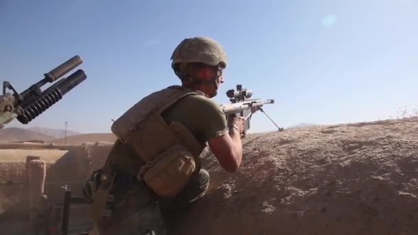 アメリカ兵はアフガニスタンのタリバンとの銃撃戦に積極的に参加している — ストック動画