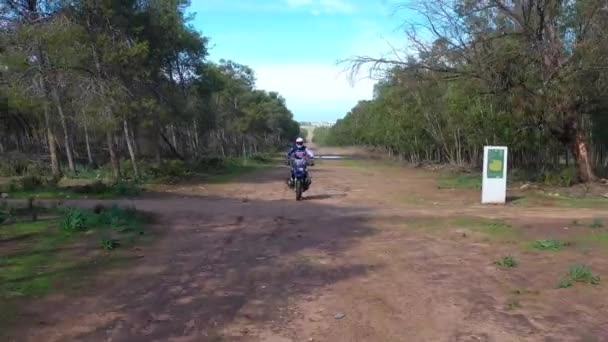 2020 Motociclista Motos Tierra Conduce Una Zona Backroad Con Grandes — Vídeos de Stock