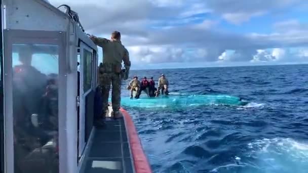 2019 Besatzungen Der Küstenwache Transferieren Ballen Mit Beschlagnahmten Kokain Drogen — Stockvideo