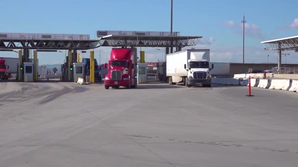 2020 Shipping Trucking Mexico Border Customs Area Increases Covid Coronavirus — Stock Video