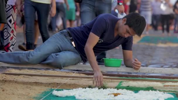 Místní Obyvatelé Zdobí Alfombra Nebo Koberec Během Semana Santa Velikonoční — Stock video