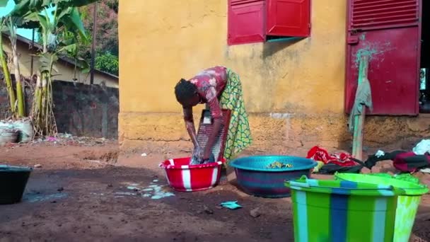 Uma Mulher Lava Roupa Mão Usando Washboard África Ocidental — Vídeo de Stock