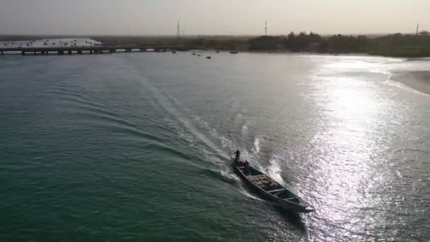 2020 Batı Afrika Daki Gambiya Nehri Boyunca Ilerleyen Uzun Botun — Stok video