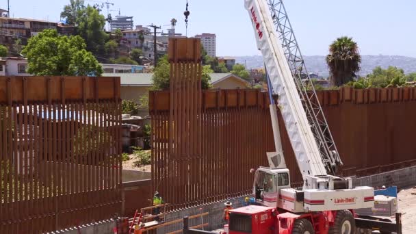 2019 Год Рабочие Помощью Крана Возводят Участок Пограничной Стены Границе — стоковое видео