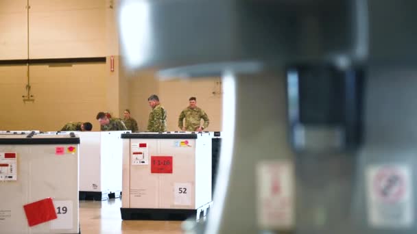 2020 Los Soldados Guardia Nacional Oregón Reúnen Médico Coronavirus Edificio — Vídeo de stock