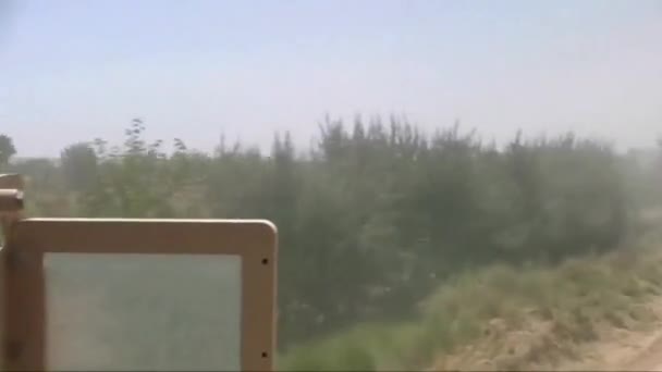 从经过阿富汗偏远村庄的车队开枪射击 — 图库视频影像