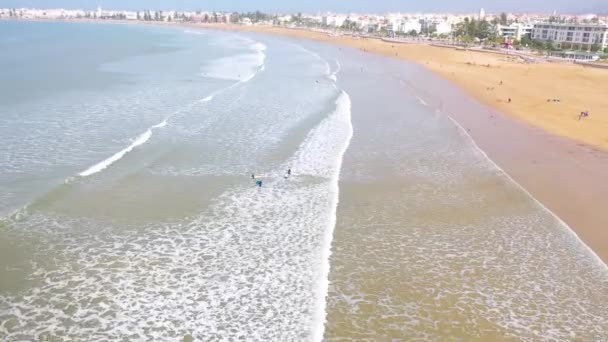 2020 Aerial Surfers Godendo Onde Surf Largo Della Costa Essaouira — Video Stock