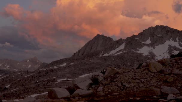 夕日になると山の上に雲が集まる — ストック動画