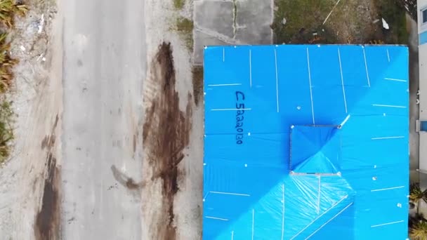 2019 米陸軍工兵司令部は ハリケーン マイケルの後 フロリダ州メキシコビーチで青い屋根の設置物を使用して財産を保護し 住民が嵐の後に損傷した家に留まることを可能にします — ストック動画
